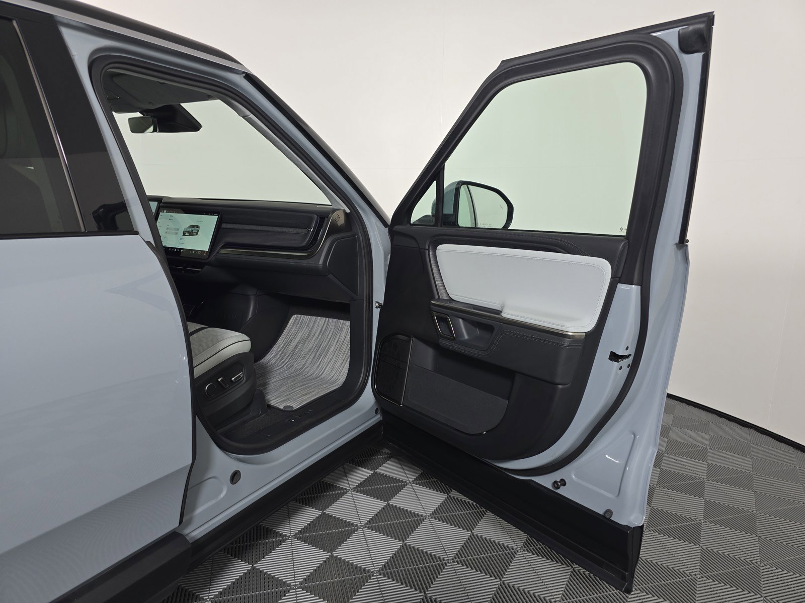 Used 2024 Rivian R1S Adventure AWD/4WD image 18