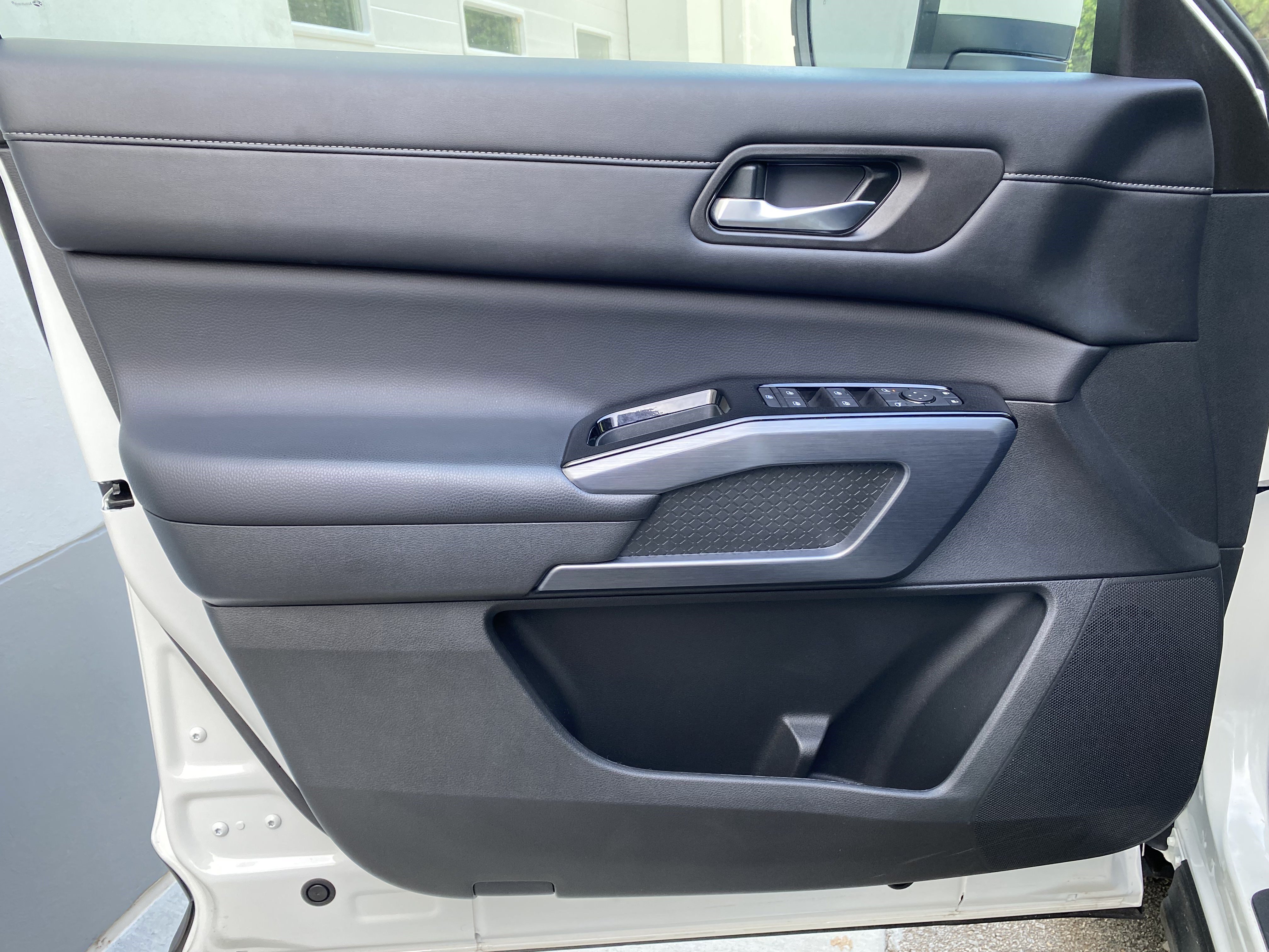 Used 2024 Nissan Pathfinder SL FWD image 15
