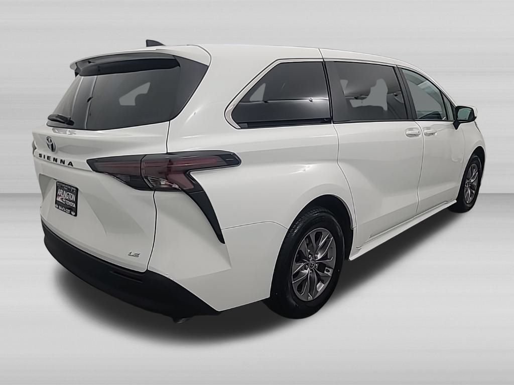 Used 2025 Toyota Sienna LE FWD image 5
