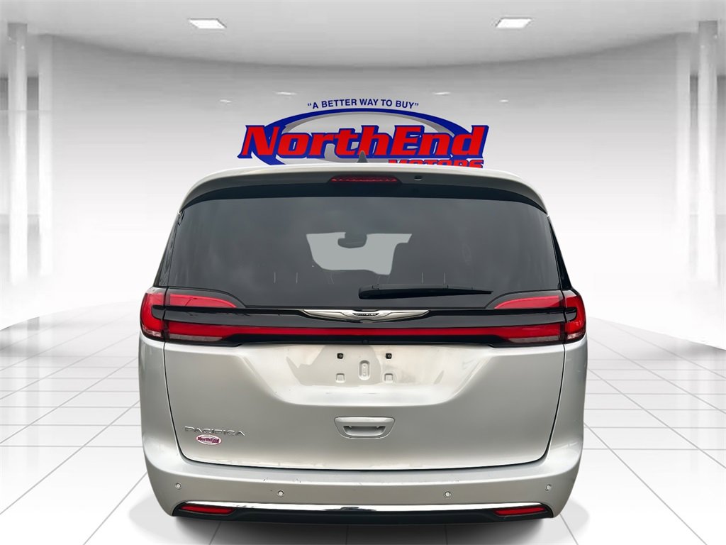 Used 2023 Chrysler Pacifica Touring-L image 4