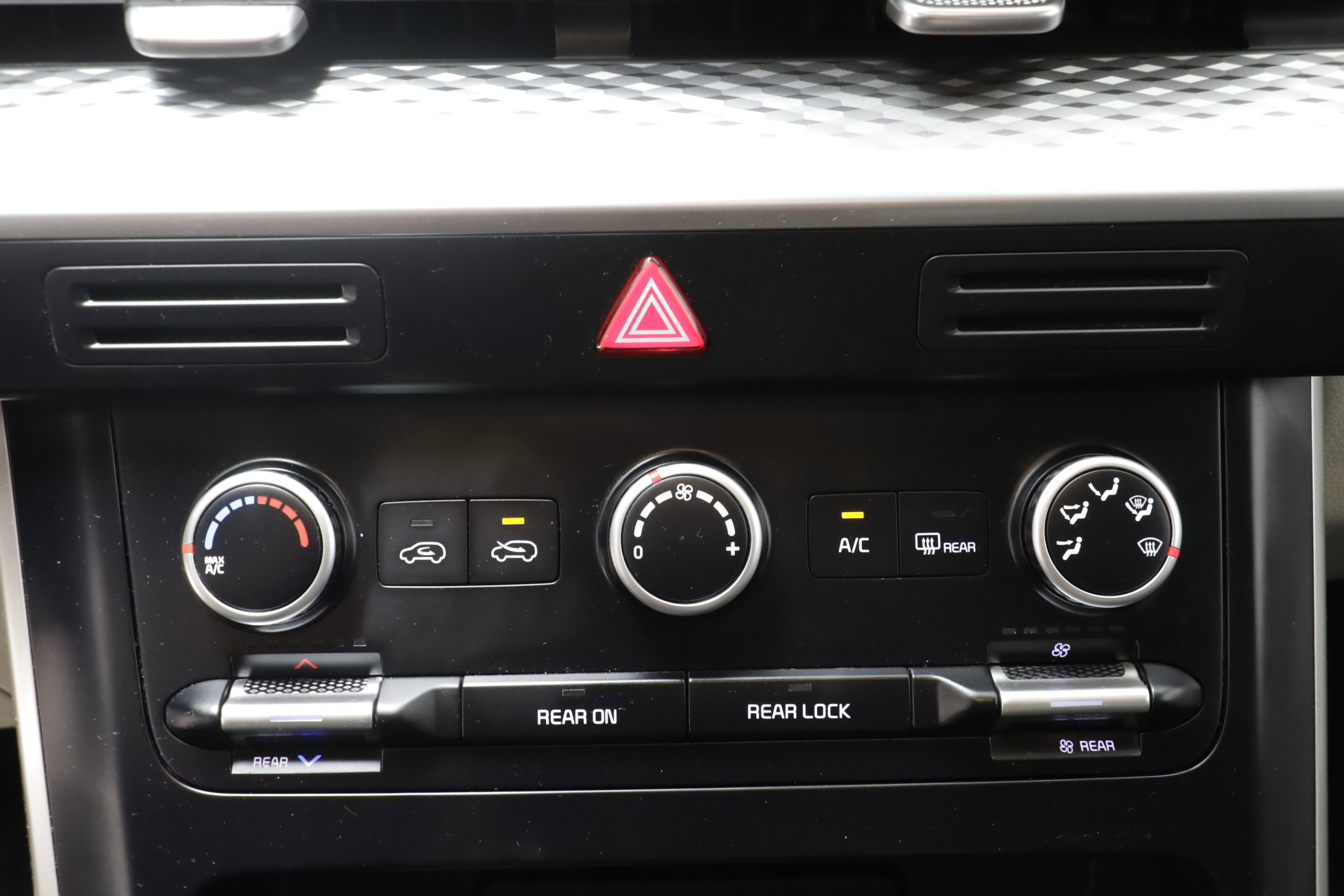 Used 2024 Kia Carnival LX FWD image 12