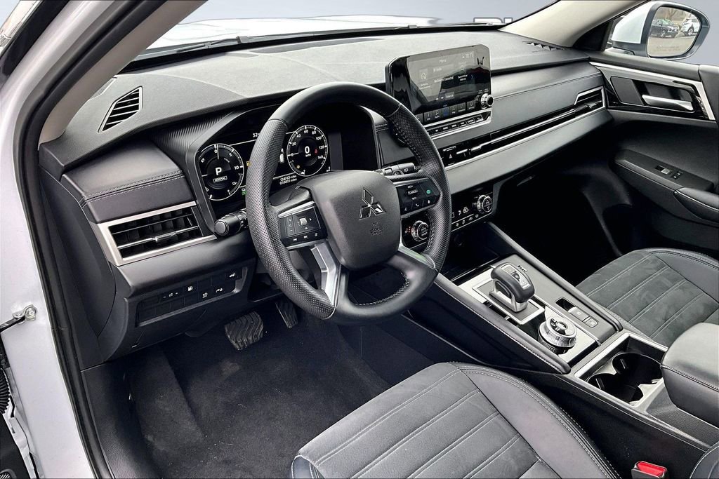 Used 2025 Mitsubishi Outlander LE image 14