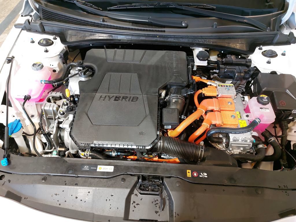 Used 2025 Hyundai Elantra Hybrid FWD image 32