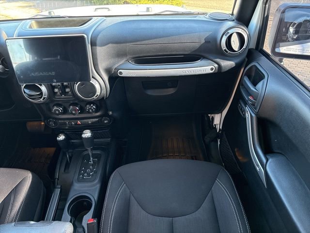 Used 2016 Jeep Wrangler Unlimited Sahara w/ Connectivity Group image 15