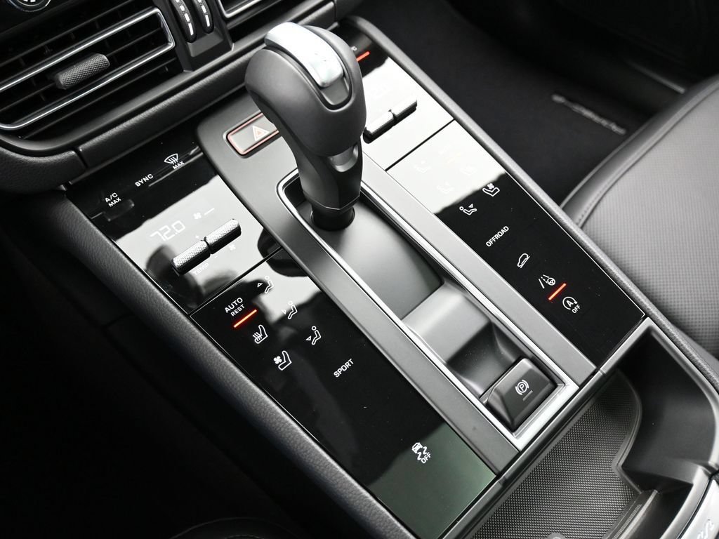 Certified 2026 Porsche Macan AWD/4WD image 22