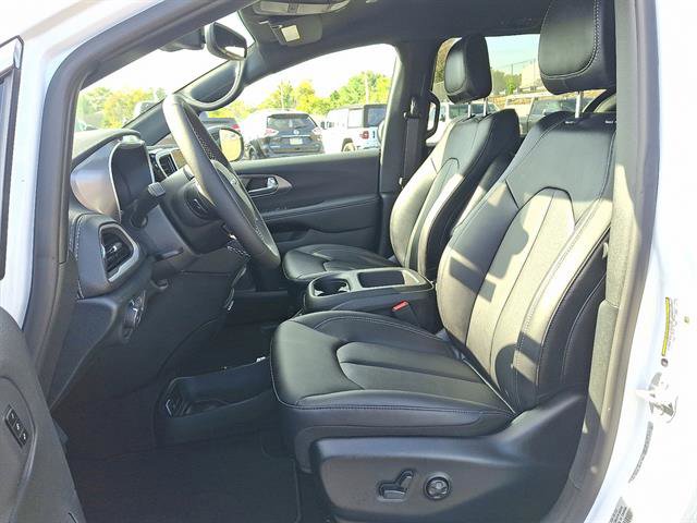 New 2026 Chrysler Pacifica Select image 11