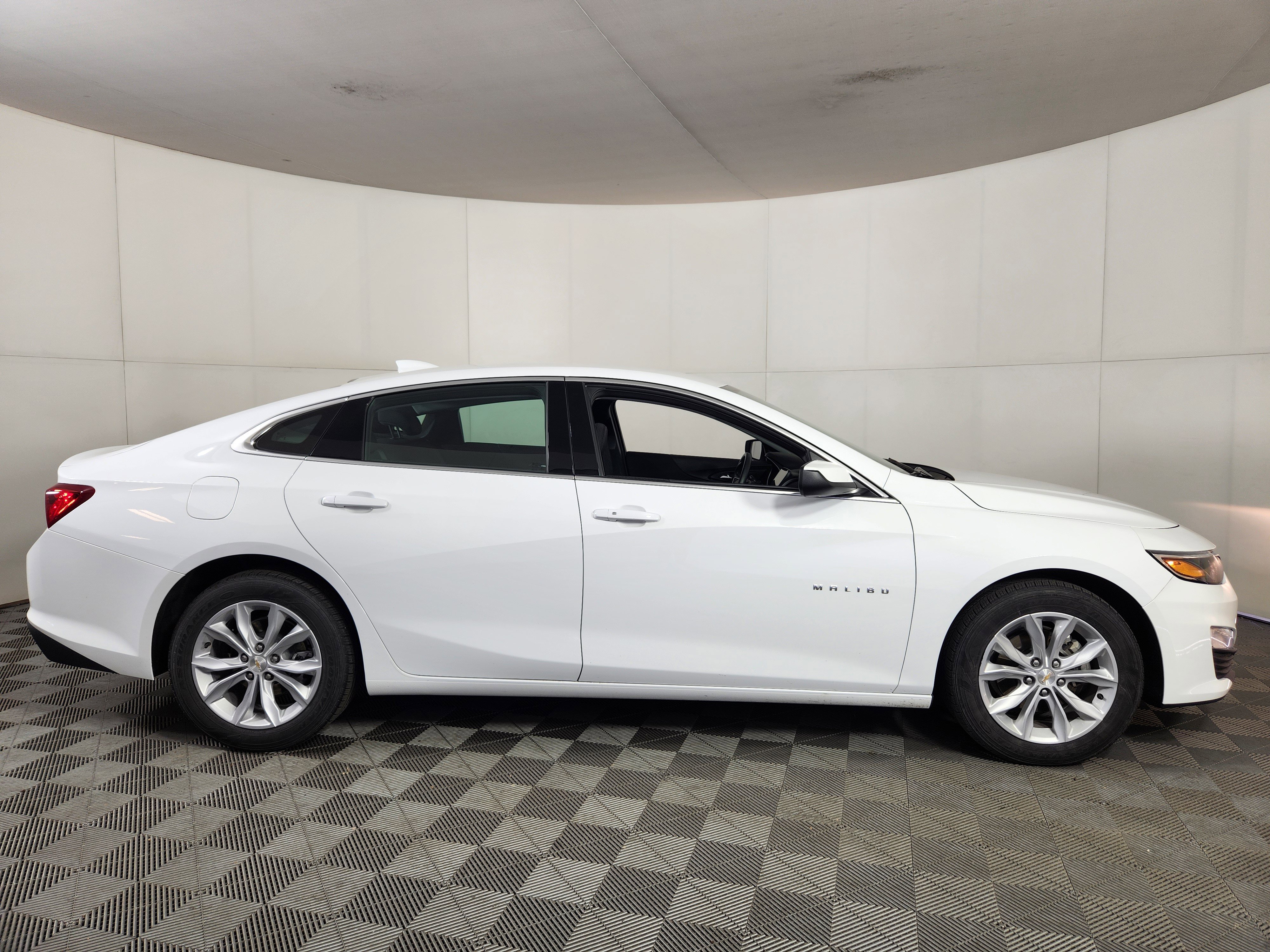 Used 2025 Chevrolet Malibu LT FWD image 8
