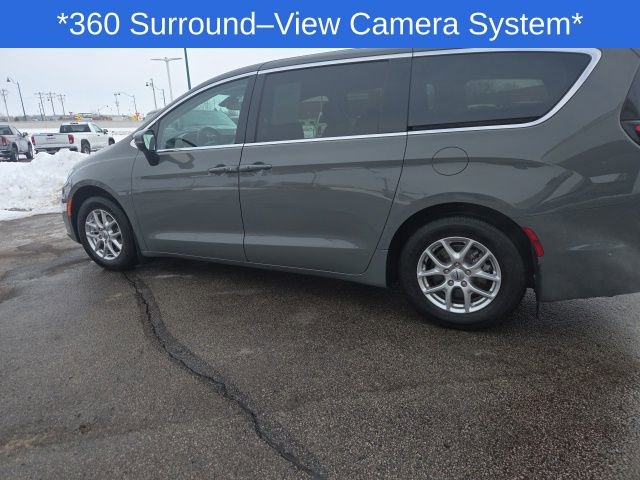 Used 2023 Chrysler Pacifica Touring-L image 14