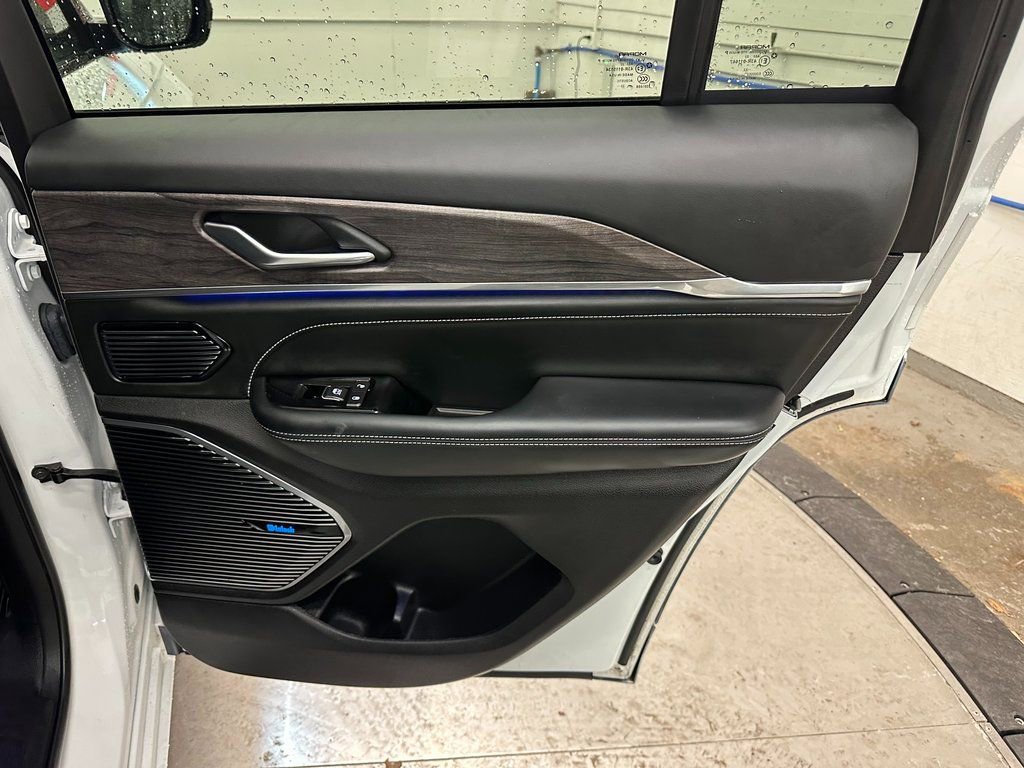 Used 2022 Jeep Grand Cherokee Overland image 32