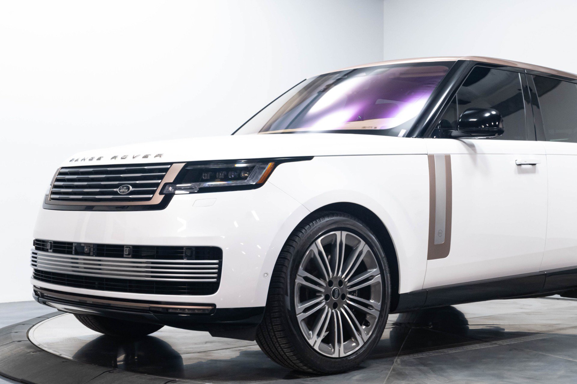 Used 2023 Land Rover Range Rover SV AWD/4WD image 4