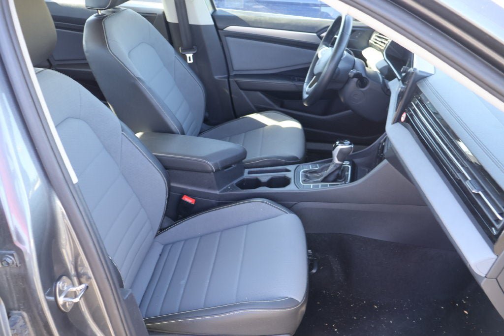 Used 2025 Volkswagen Jetta SE FWD image 17