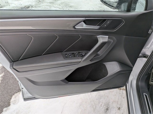 Used 2023 Volkswagen Tiguan SE R-Line image 6