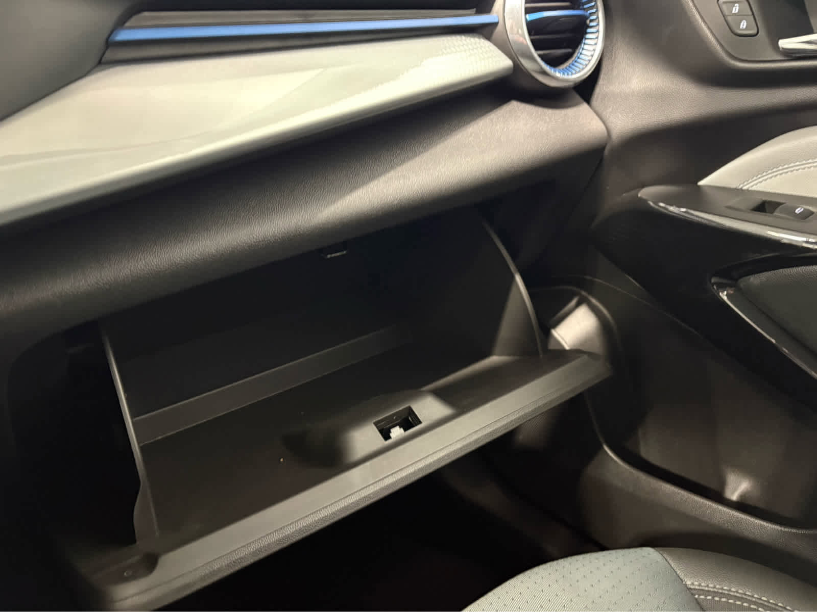 Certified 2025 Chevrolet Trax LT w/ LT Convenience Package image 28