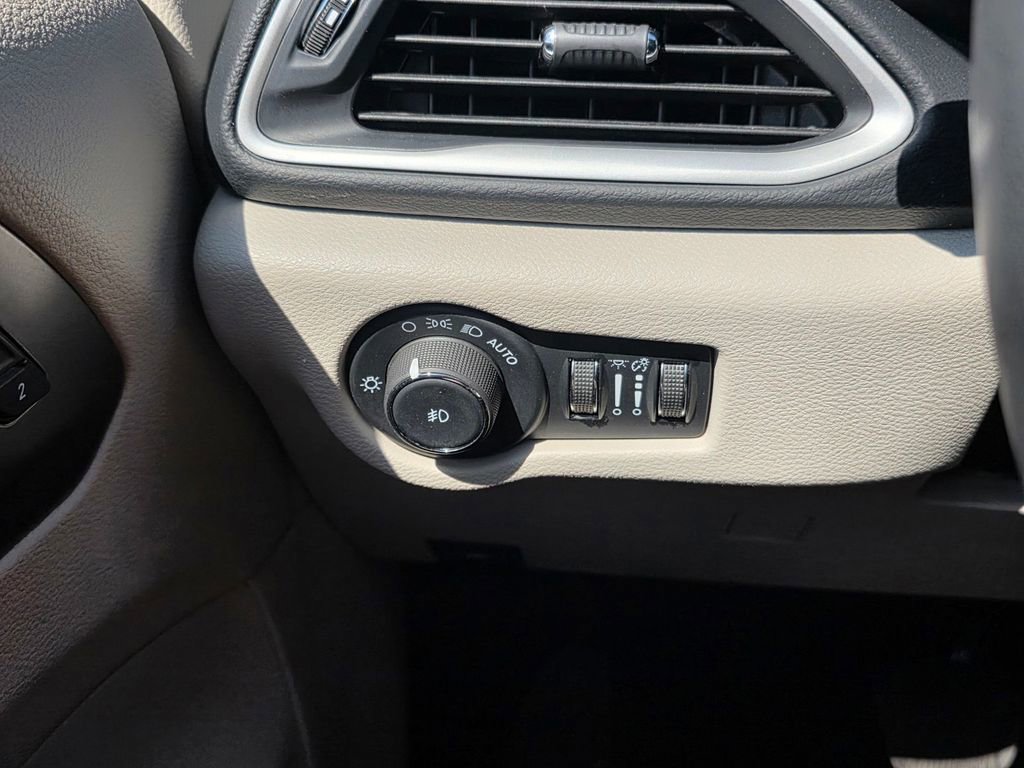 Certified 2023 Chrysler Pacifica Touring-L FWD image 34