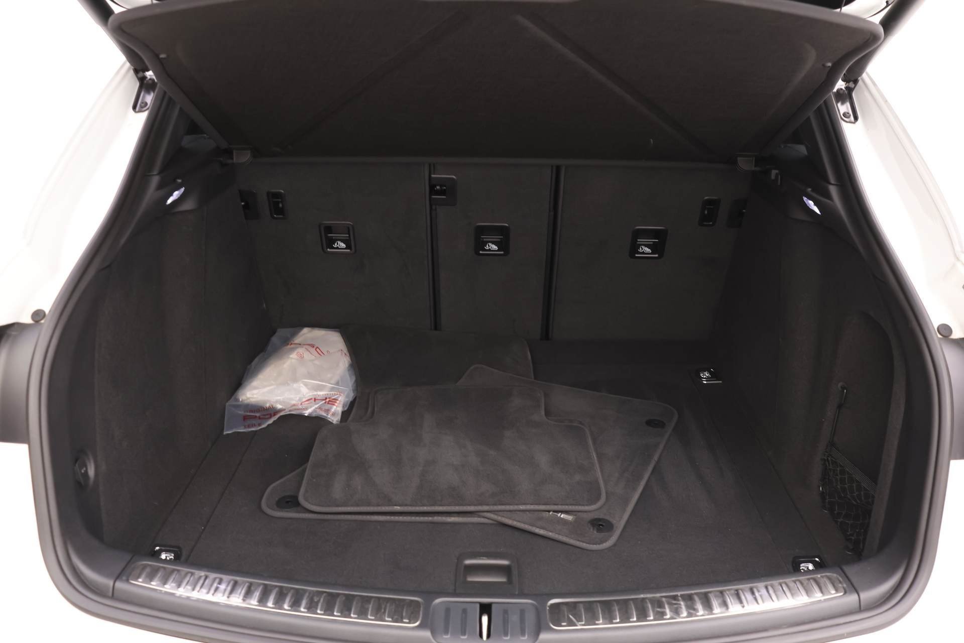 Certified 2024 Porsche Macan image 18