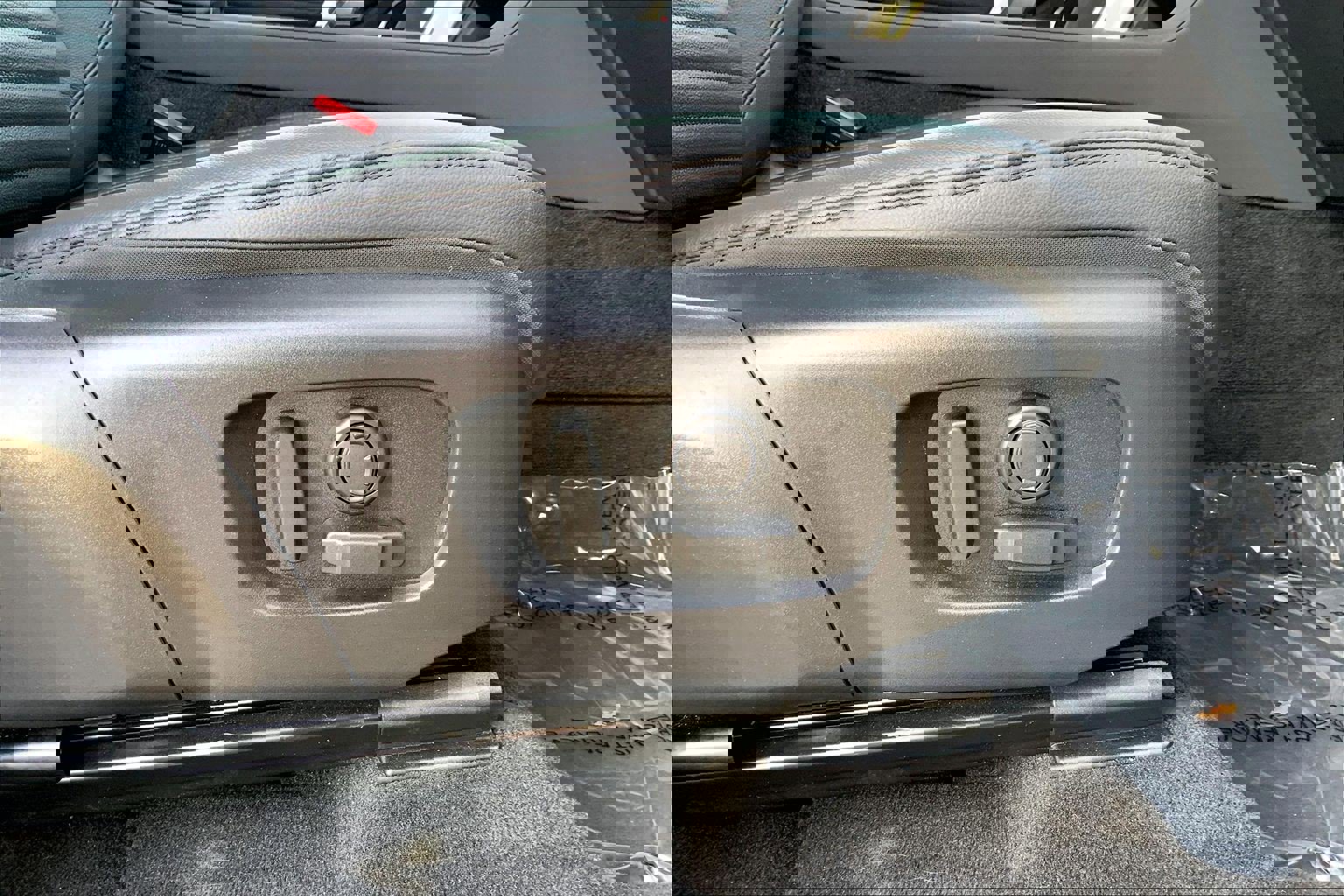 Used 2024 Land Rover Discovery Sport S image 36