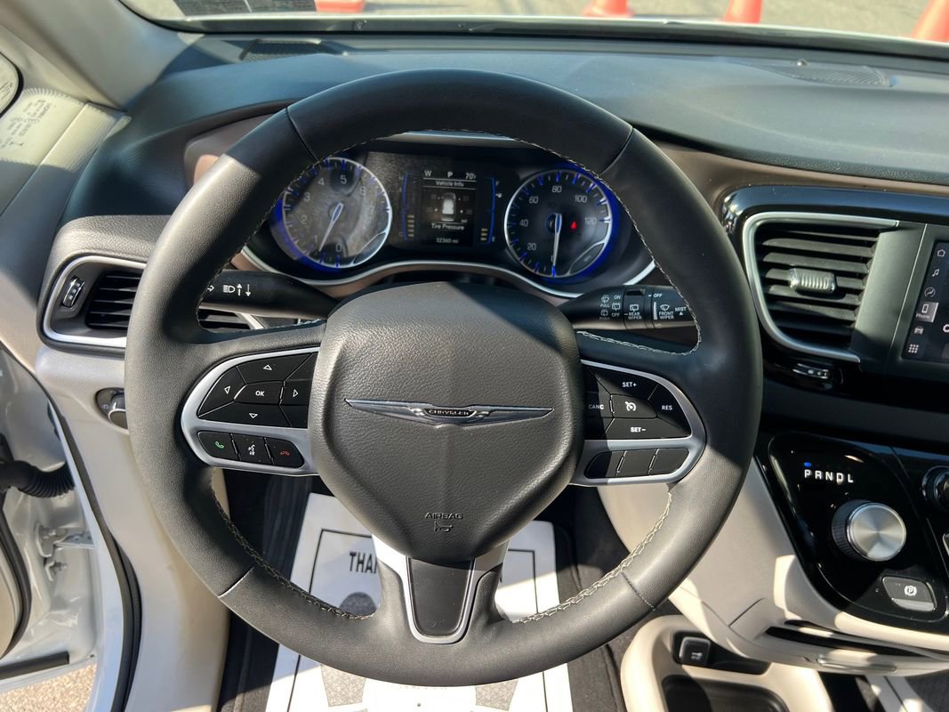 Used 2022 Chrysler Voyager LX image 17