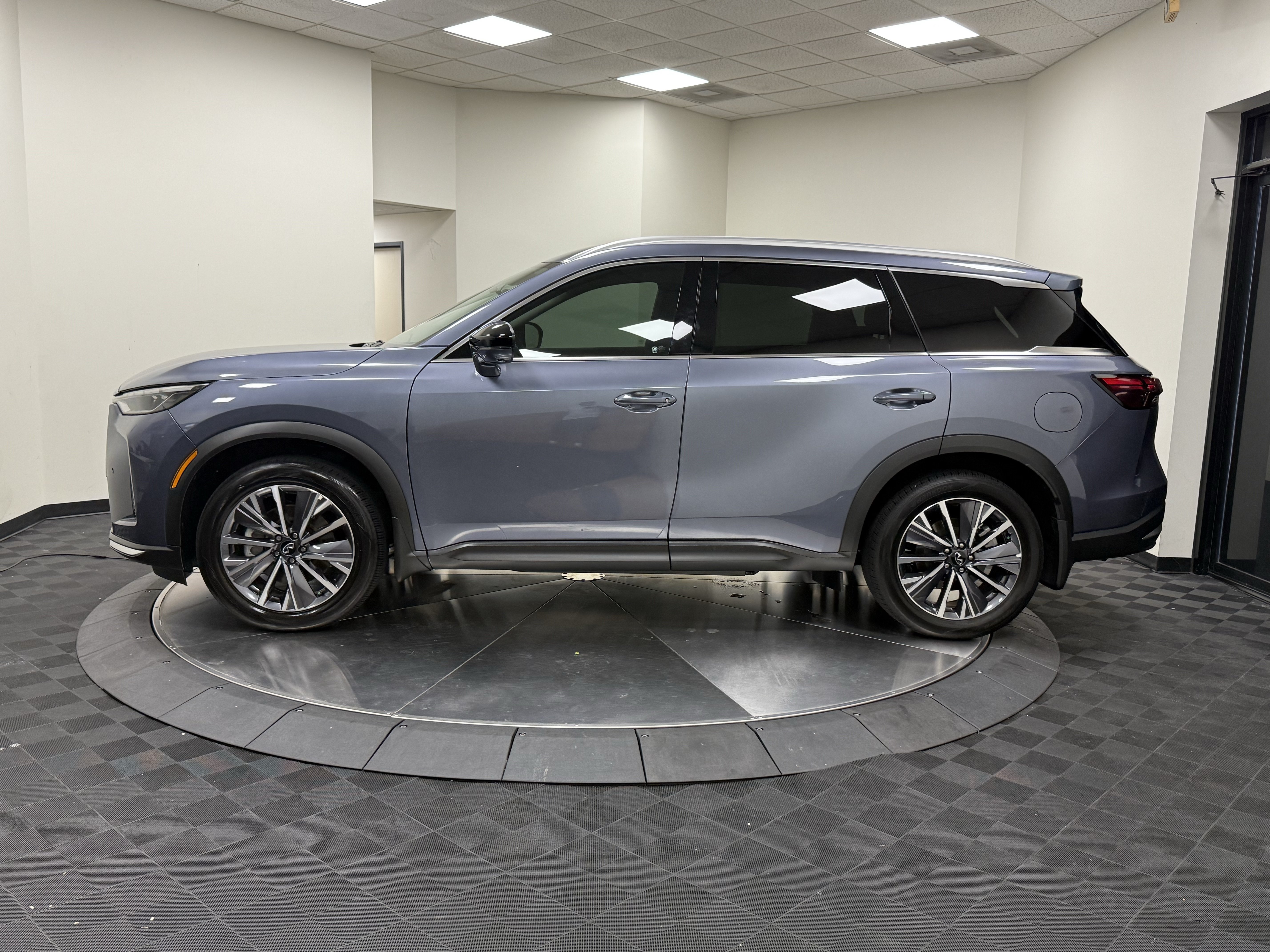 Certified 2027 INFINITI QX60 Luxe w/ Cargo Package FWD image 4