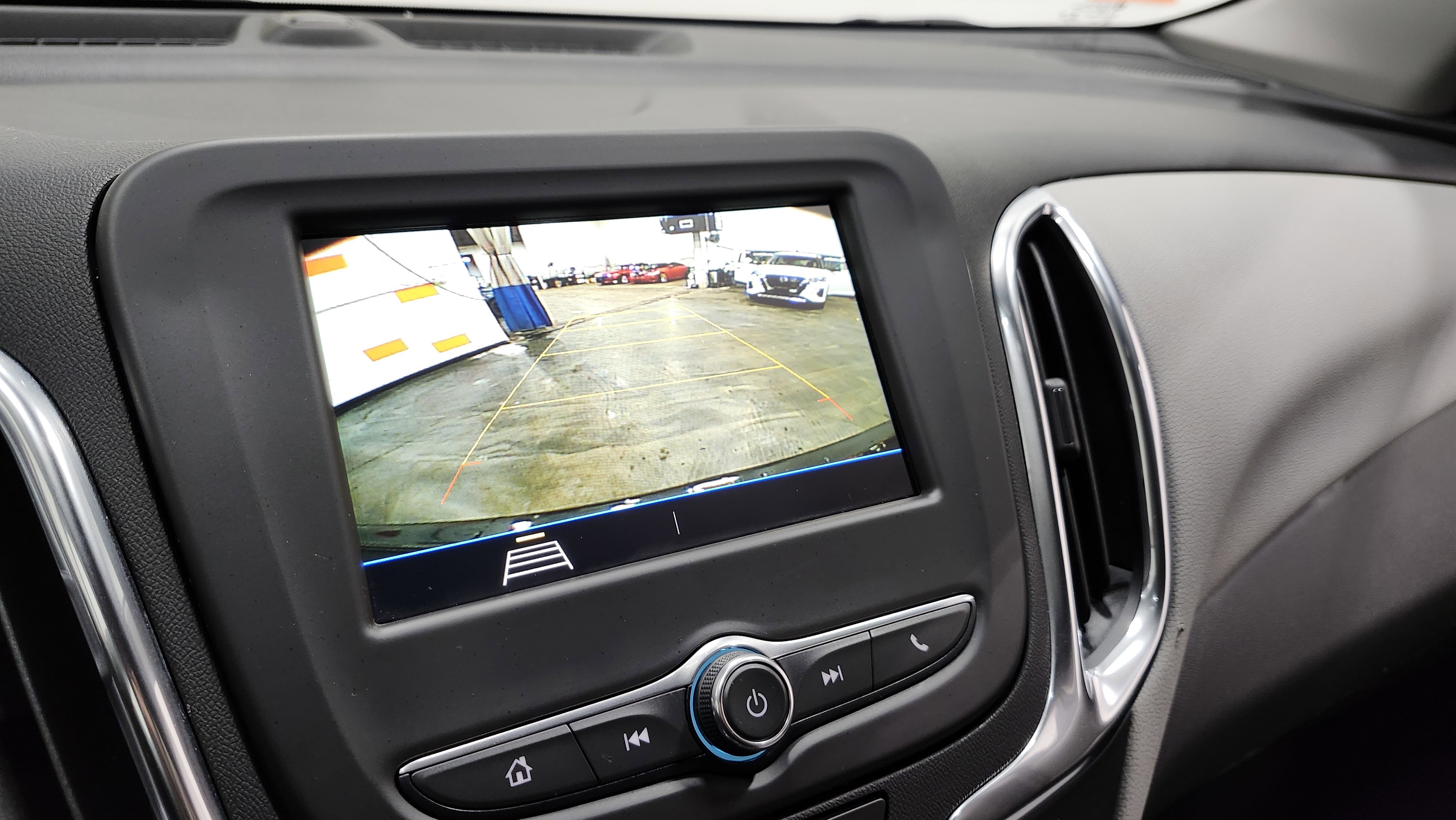 Used 2019 Chevrolet Equinox LS w/ LS Convenience Package image 4