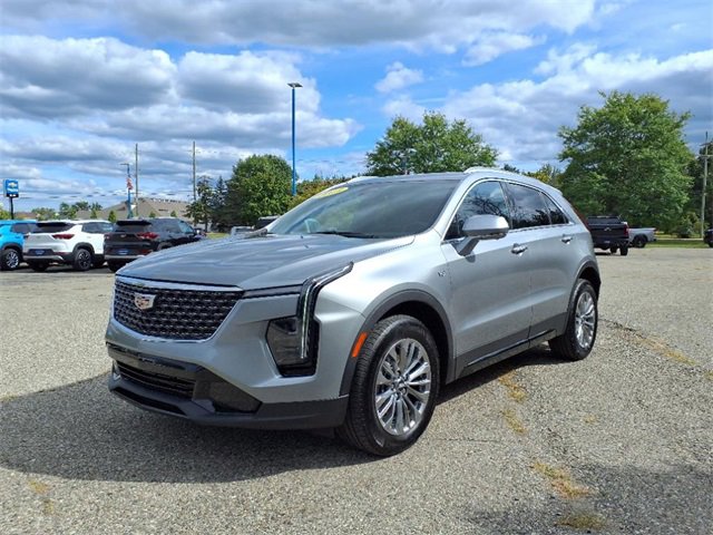 Used 2025 Cadillac XT4 Premium Luxury image 3