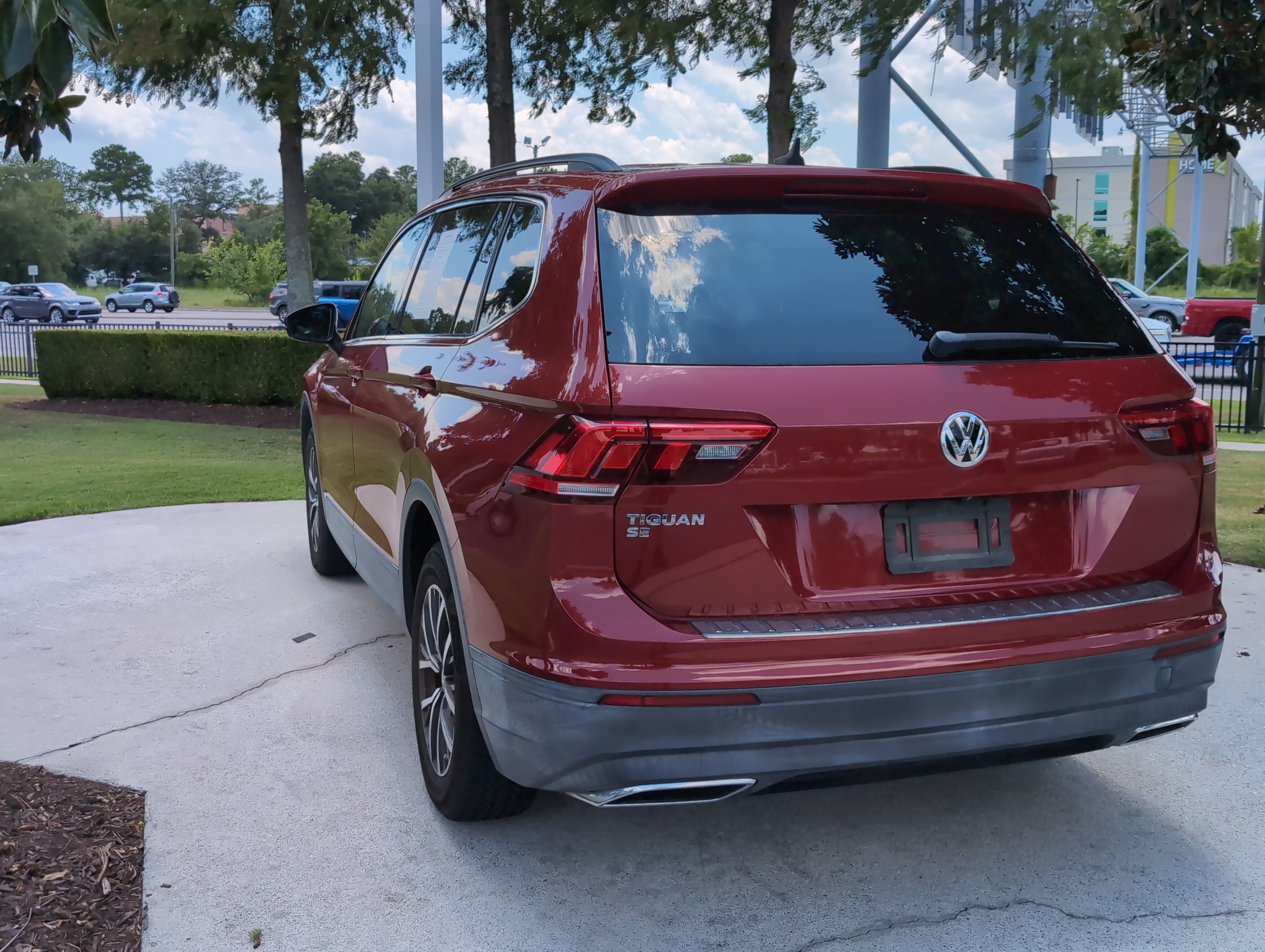 Used 2019 Volkswagen Tiguan SE w/ Panoramic Sunroof Package FWD image 8