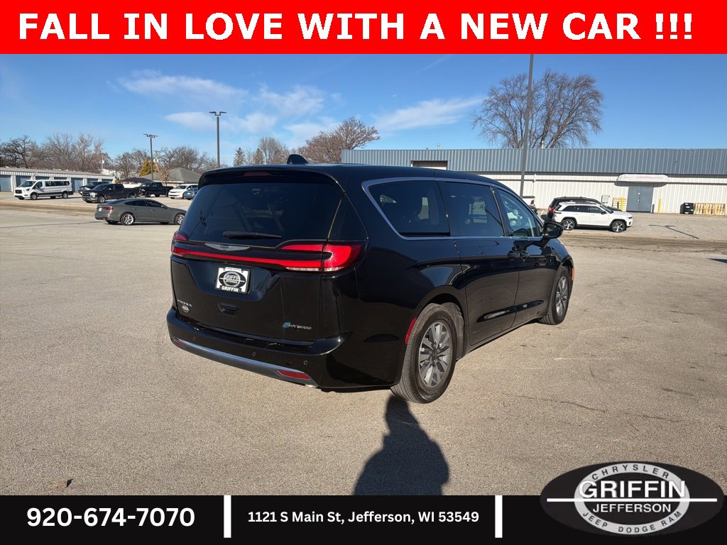 Used 2024 Chrysler Pacifica Select image 10