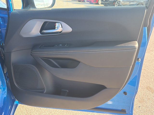 New 2027 Chrysler Pacifica Select FWD image 29