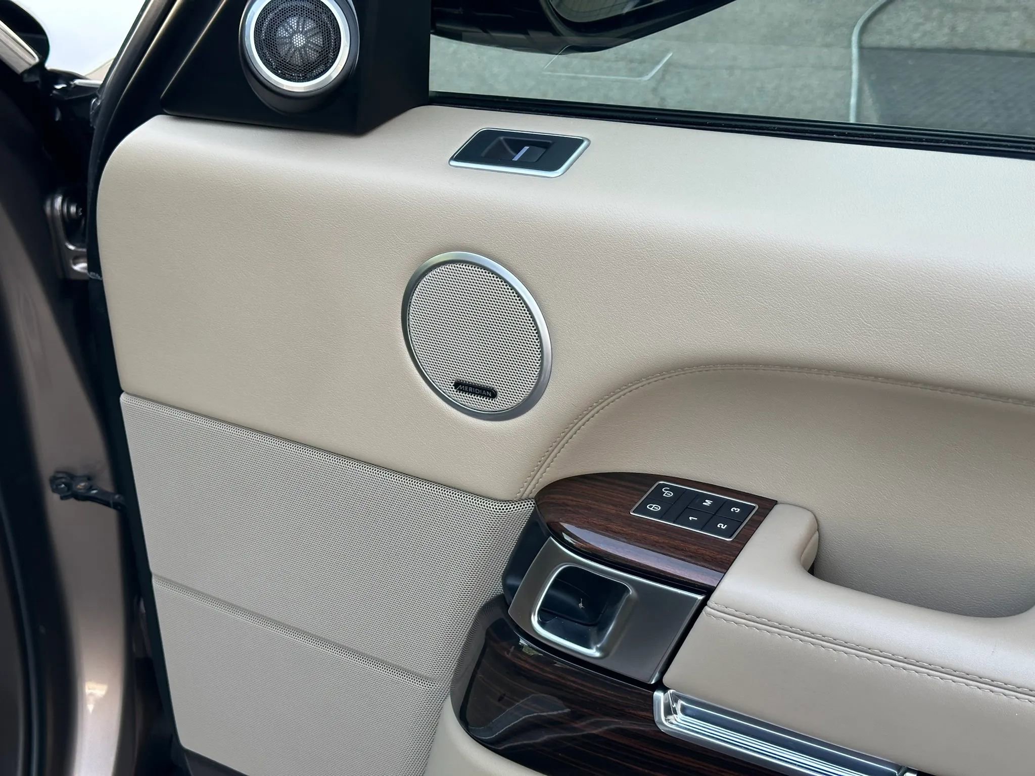 Used 2016 Land Rover Range Rover HSE image 22