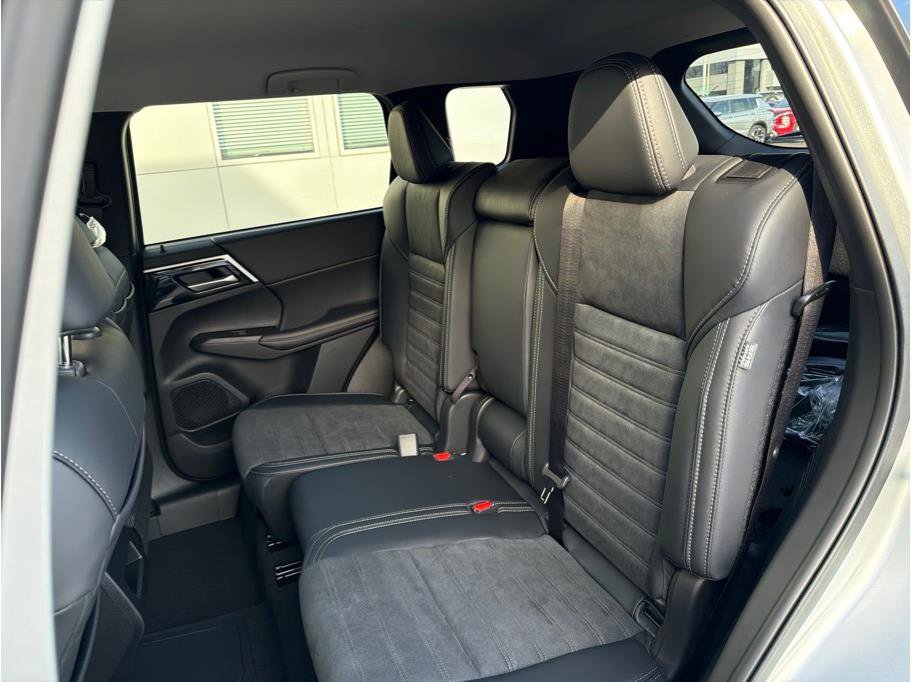 Used 2025 Mitsubishi Outlander SE image 19