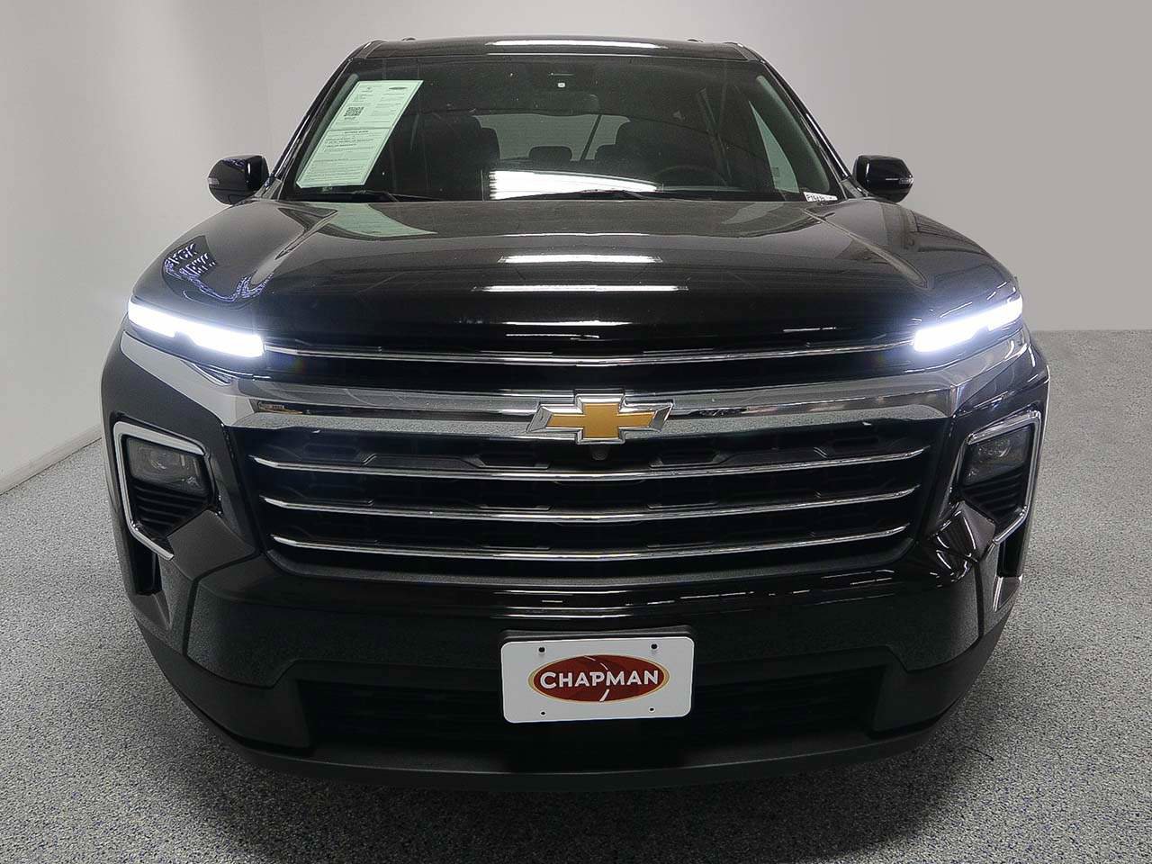 Used 2025 Chevrolet Traverse LT image 2