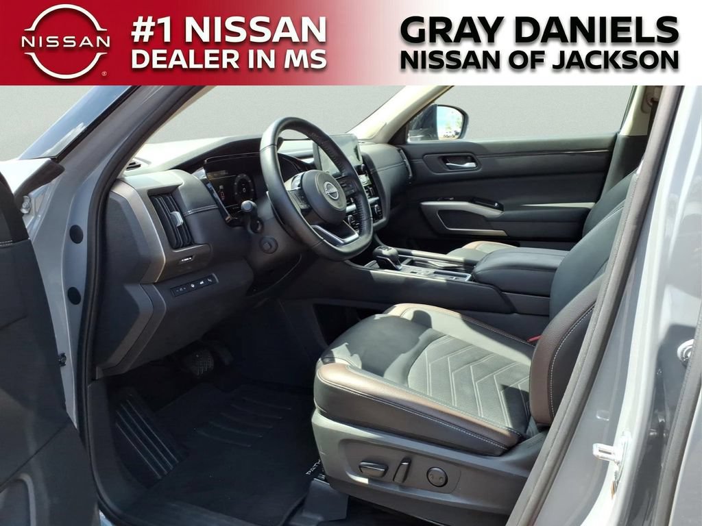 Certified 2025 Nissan Pathfinder Platinum FWD image 25