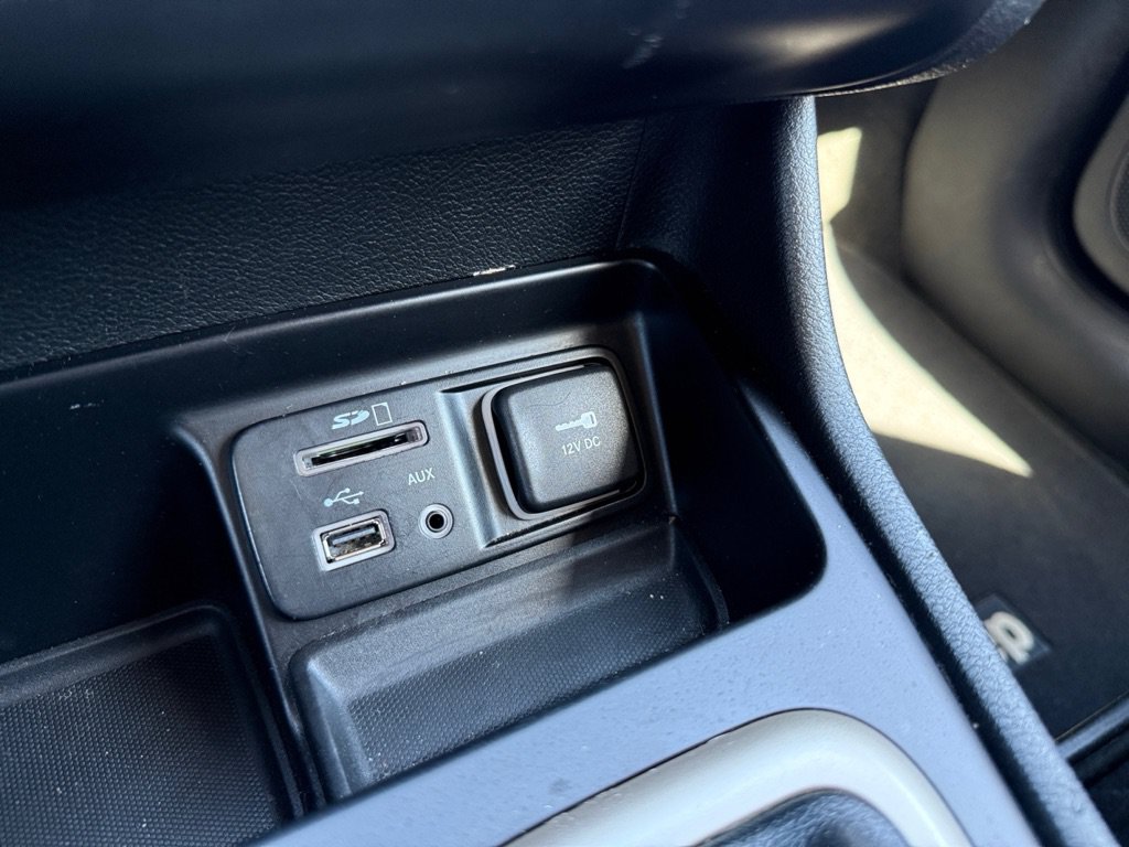 Used 2015 Jeep Cherokee Latitude FWD image 29
