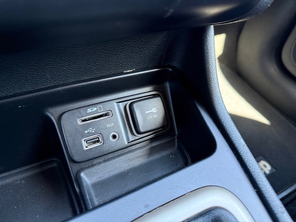 Used 2015 Jeep Cherokee Latitude FWD image 29