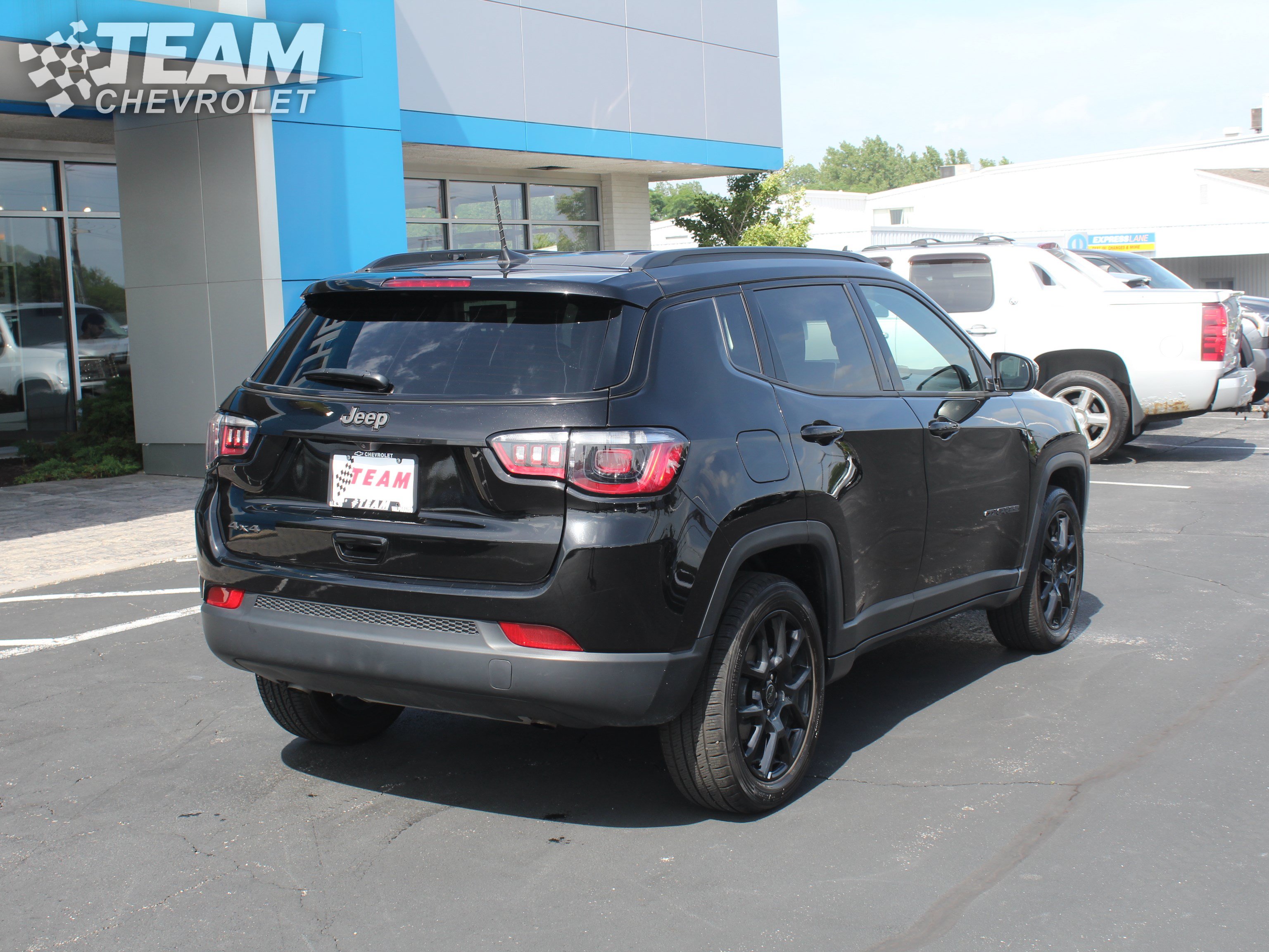 Used 2025 Jeep Compass Latitude w/ Convenience Group AWD/4WD image 4
