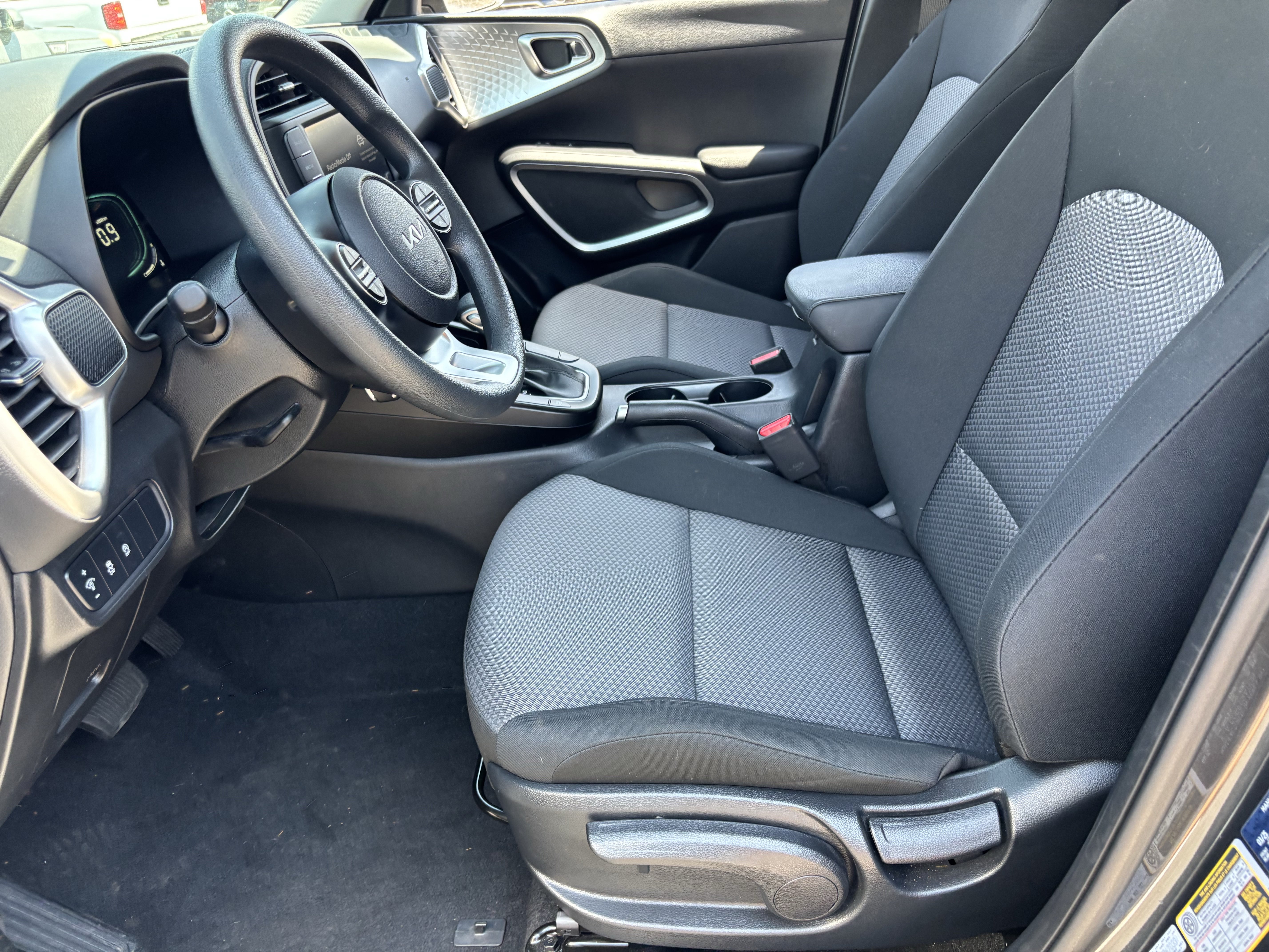 Certified 2025 Kia Soul LX w/ LX Technology Package FWD image 17