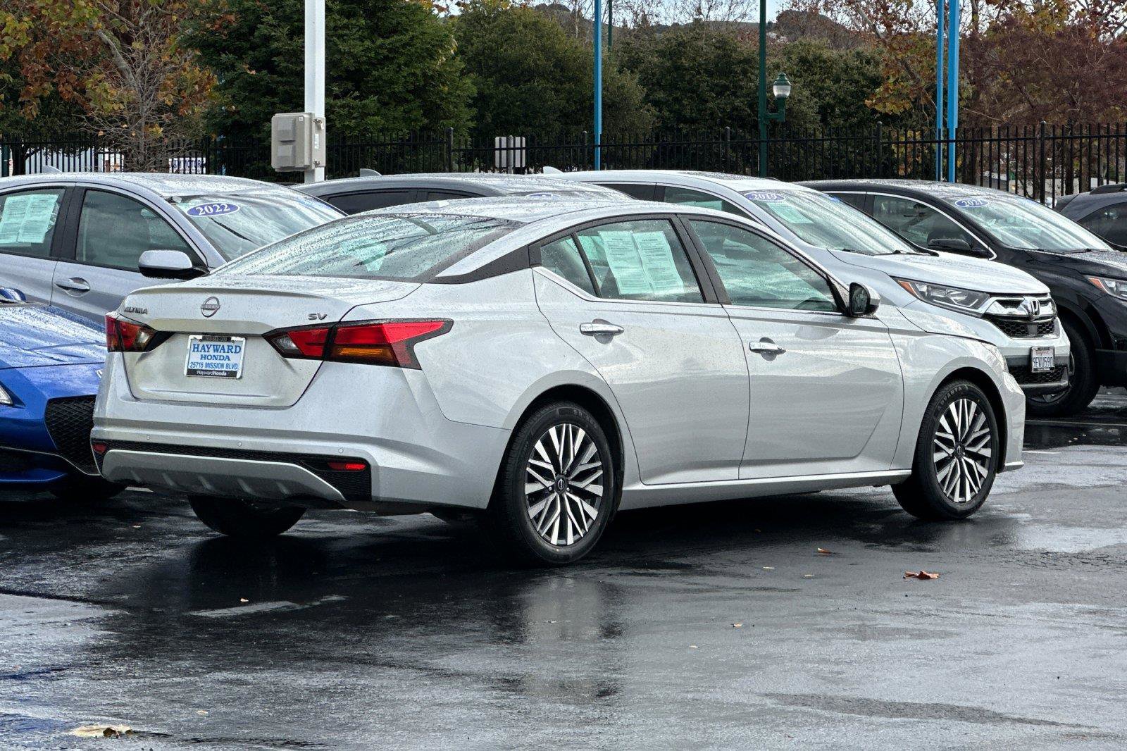 Used 2023 Nissan Altima 2.5 SV image 3