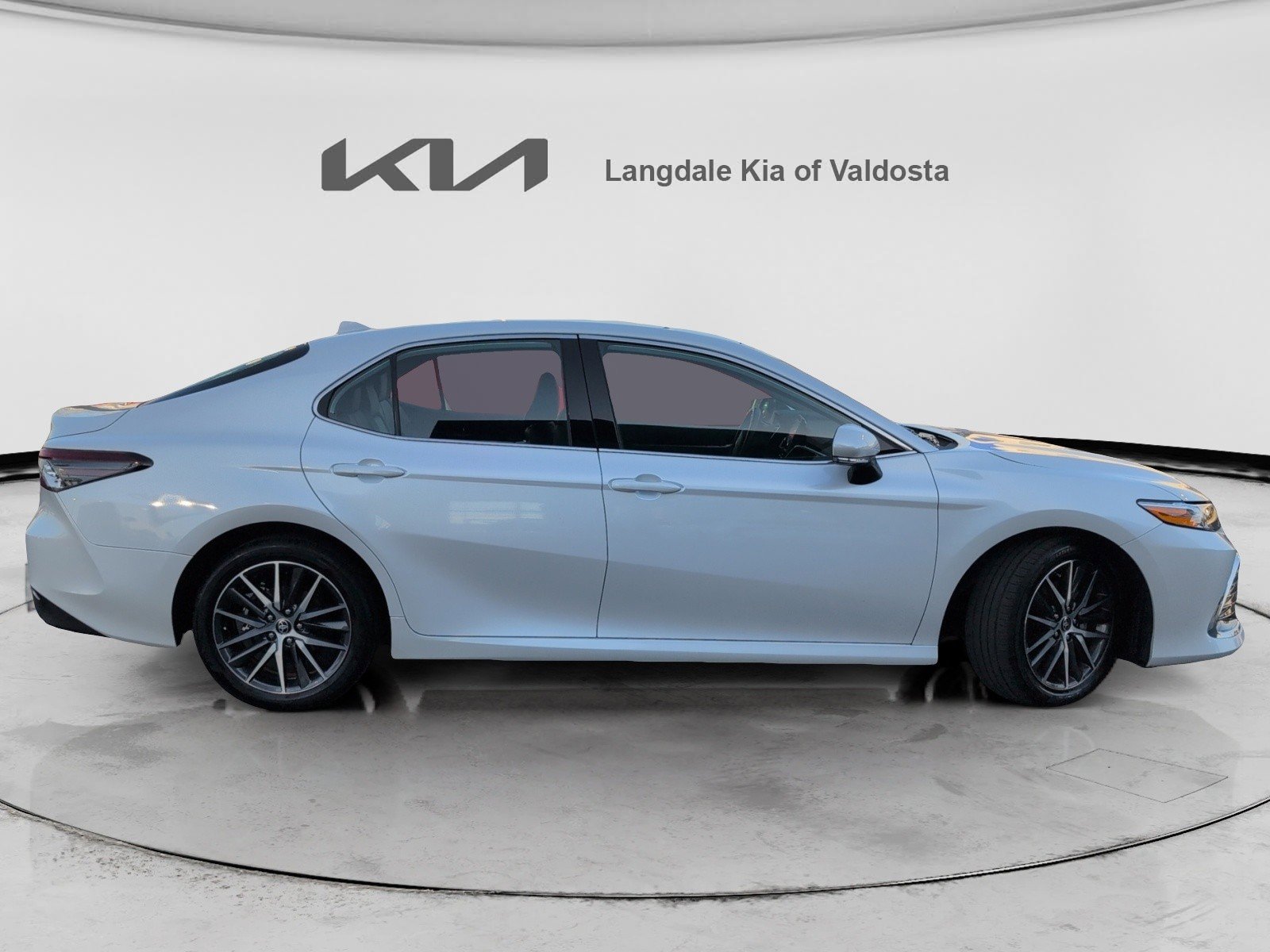 Used 2023 Toyota Camry XLE image 3