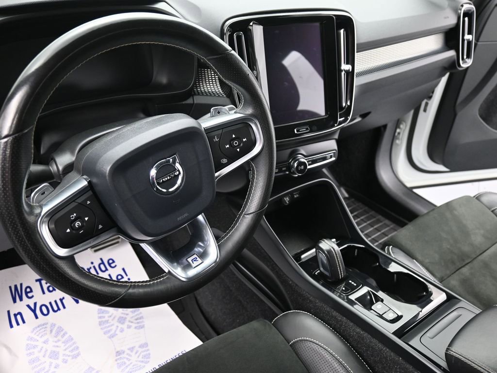 Used 2020 Volvo XC40 T4 R-Design image 16