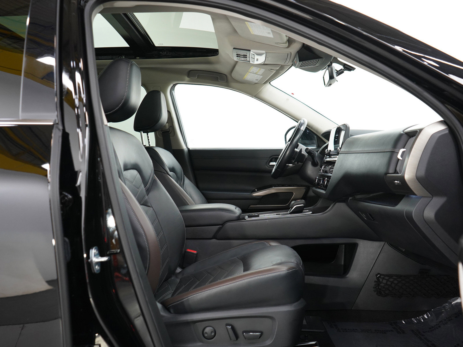 Used 2023 Nissan Pathfinder Platinum image 11