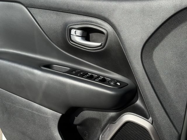 Used 2023 Jeep Renegade Latitude AWD/4WD image 25