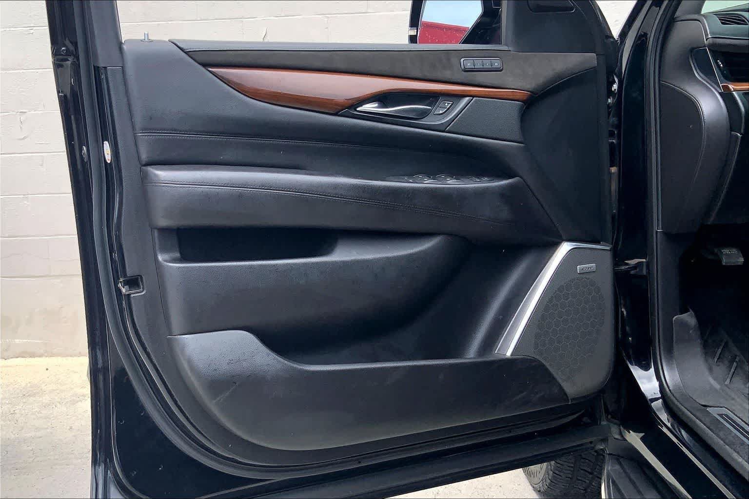Used 2019 Cadillac Escalade ESV Luxury AWD/4WD image 27