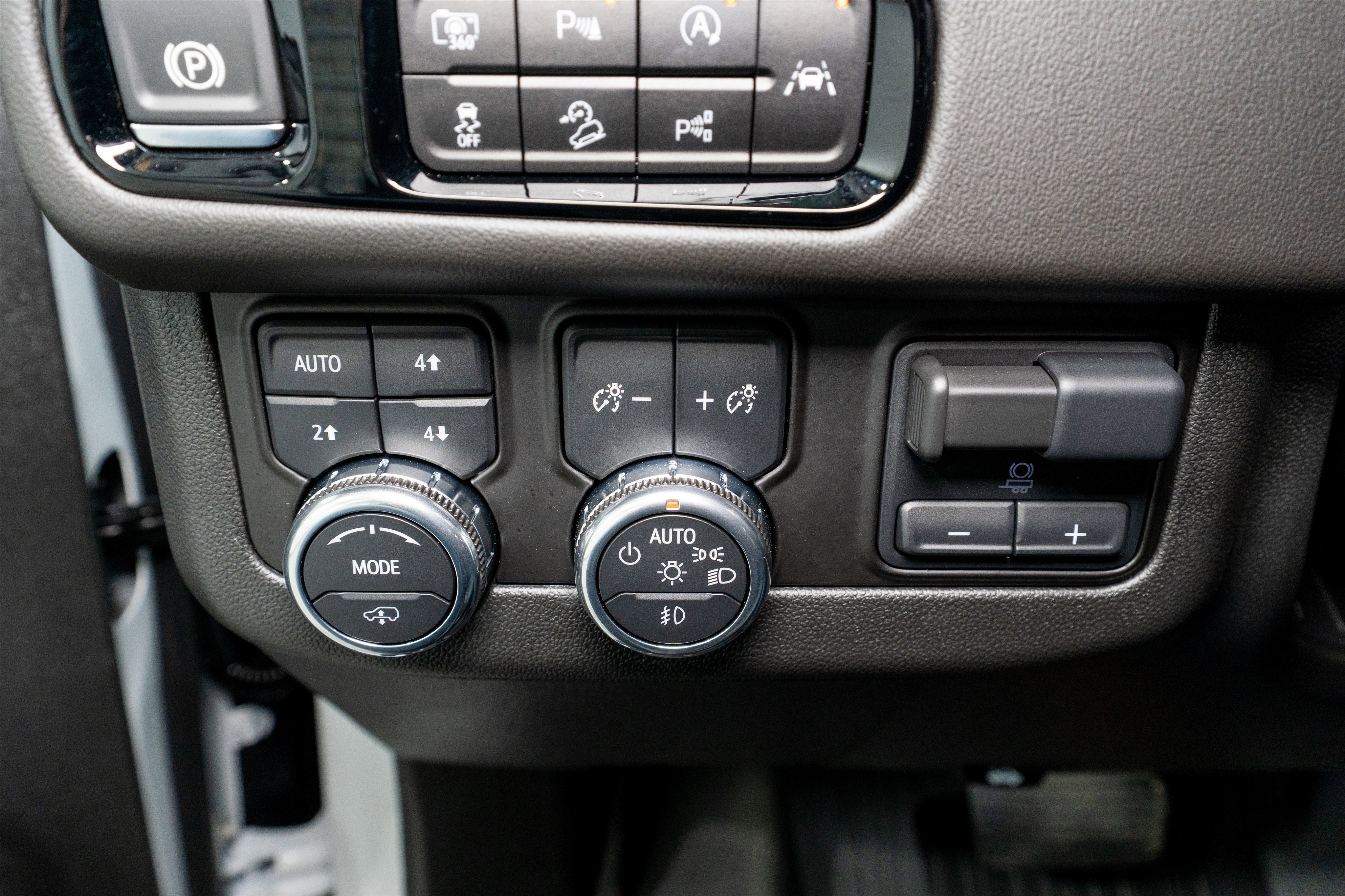 Used 2025 GMC Yukon AT4 w/ Premium Trailering Package image 36