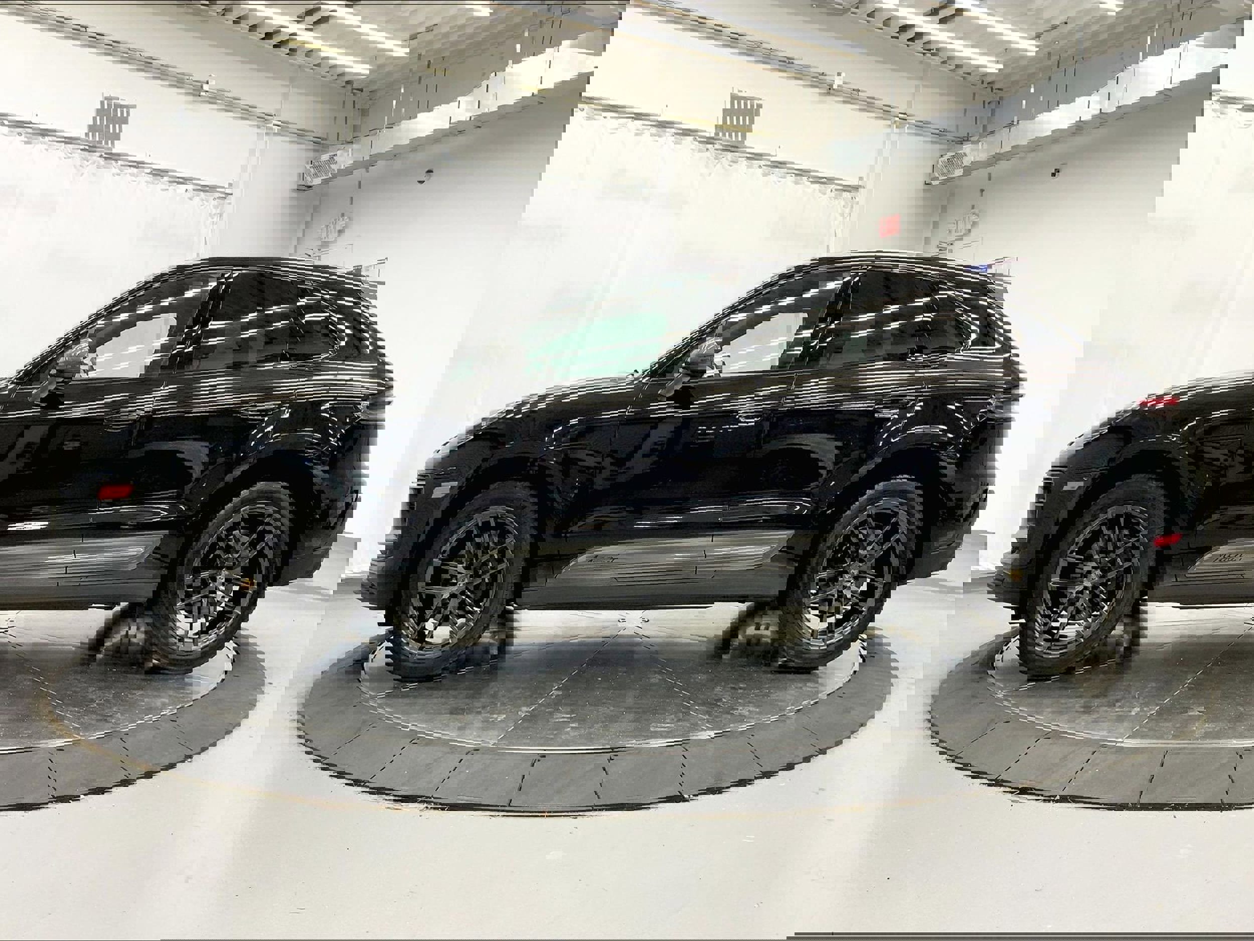 Used 2023 Porsche Macan Turbo image 2