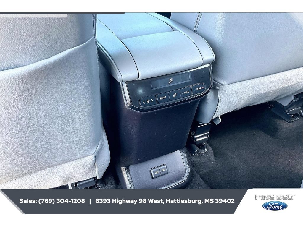 Used 2024 Toyota Highlander XLE AWD/4WD image 24