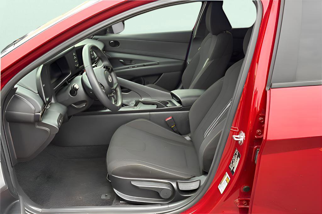 Certified 2025 Hyundai Elantra Sport image 28