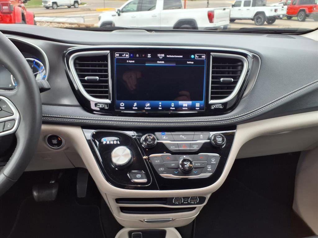 Used 2024 Chrysler Pacifica Select image 24