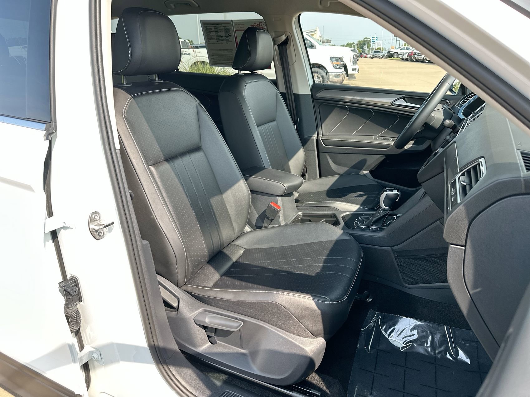 Used 2024 Volkswagen Tiguan SE FWD image 24