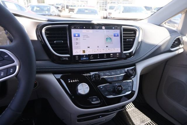 Used 2023 Chrysler Pacifica Touring-L w/ Uconnect Theater Family Group AWD/4WD image 17