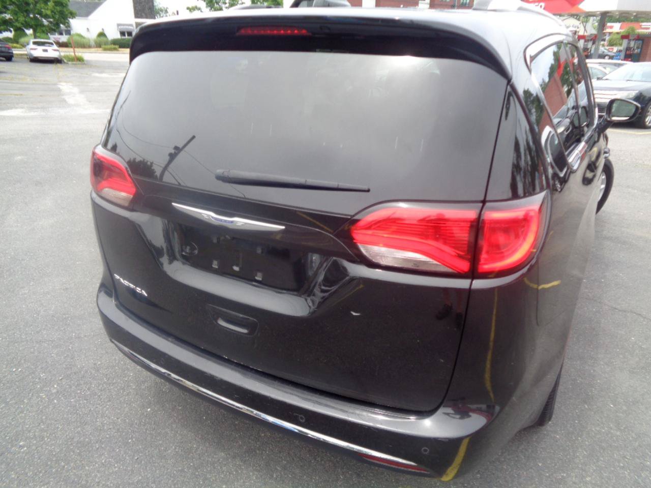 Used 2020 Chrysler Pacifica Touring-L FWD image 19