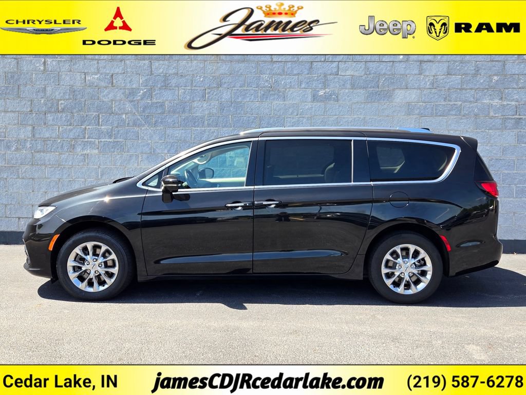 Used 2021 Chrysler Pacifica Touring-L w/ Uconnect Theater Family Group AWD/4WD image 2